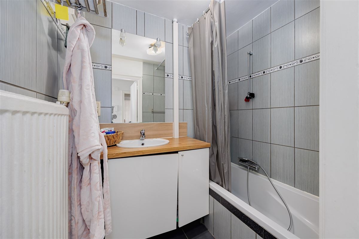 Vergund betonnen opbrengsteigendom met 3 appartementen + garagebox