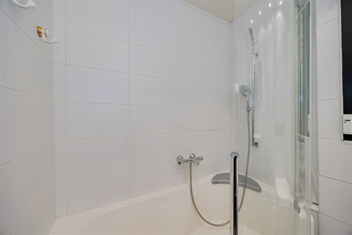 Zeer licht instapklaar appt met 3 slaapkamers en terras