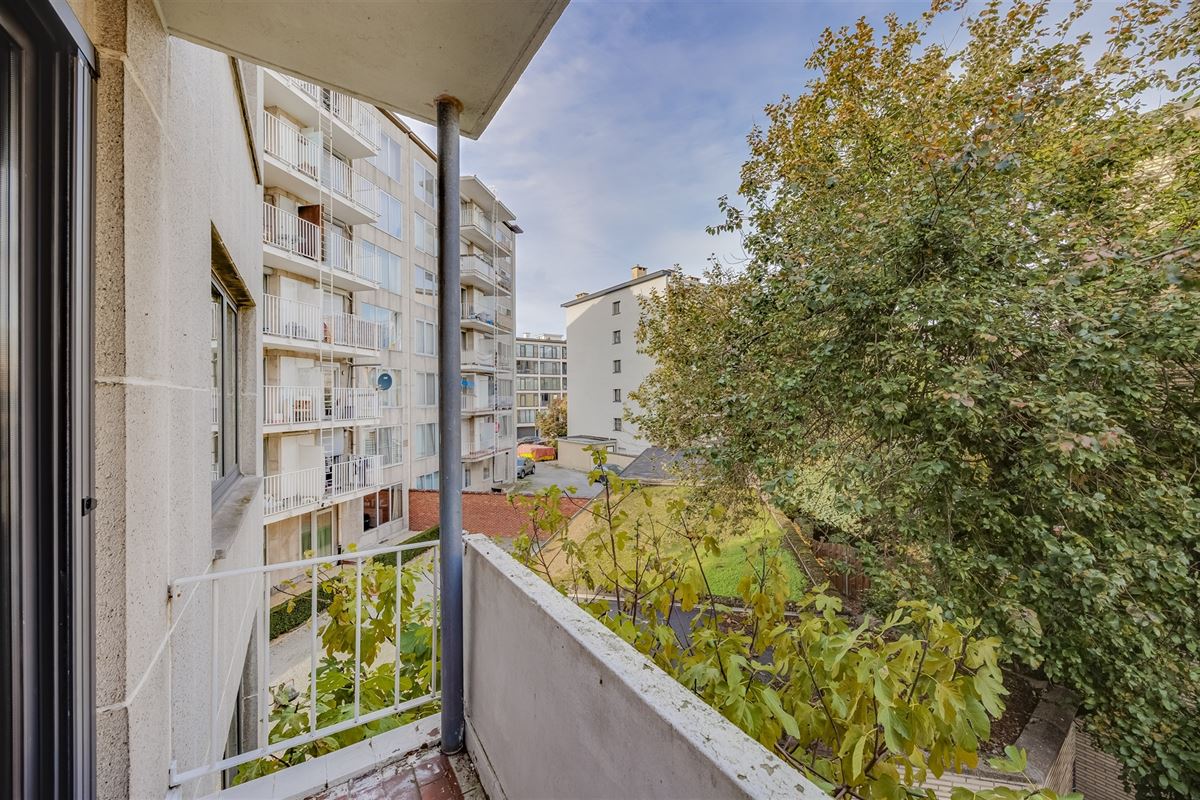 Zeer licht instapklaar appt met 3 slaapkamers en terras