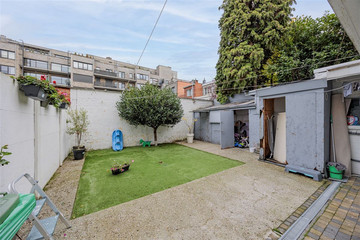 Vergund betonnen opbrengsteigendom met 3 appartementen + garagebox