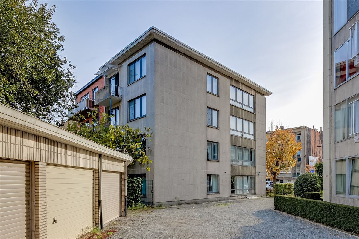 Zeer licht instapklaar appt met 3 slaapkamers en terras