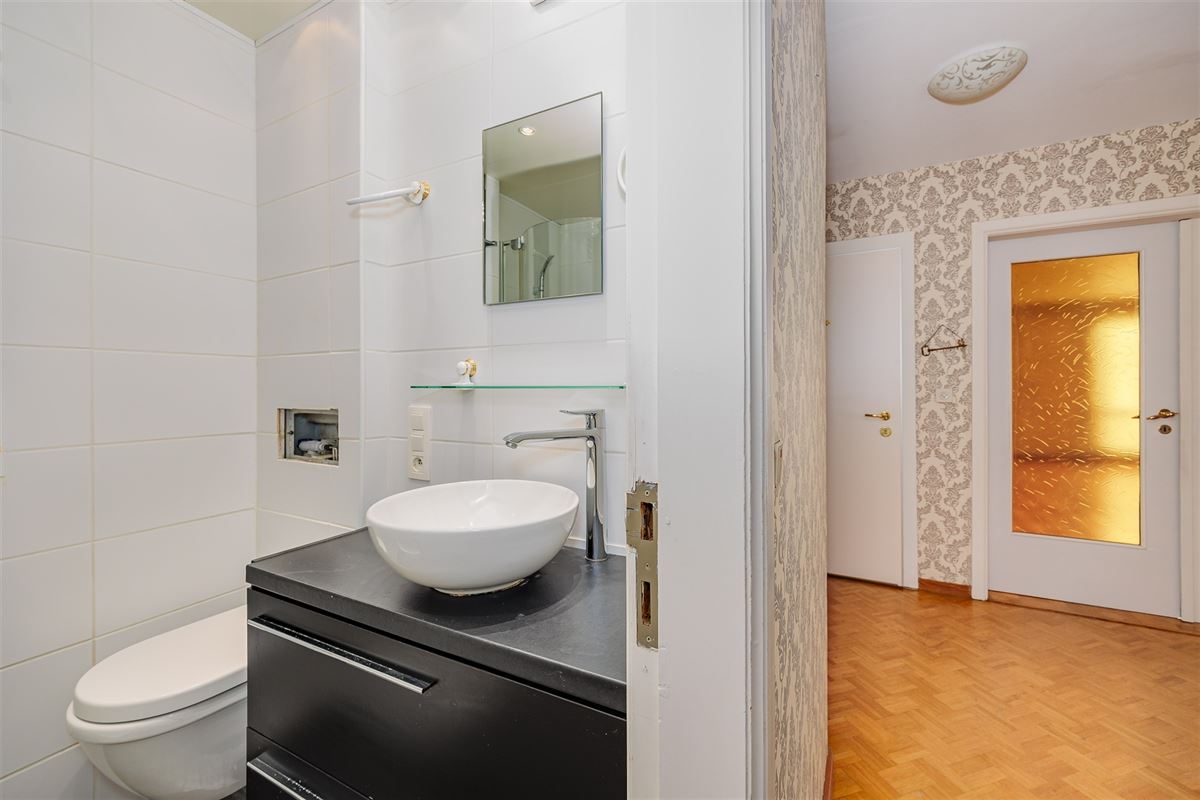 Zeer licht instapklaar appt met 3 slaapkamers en terras