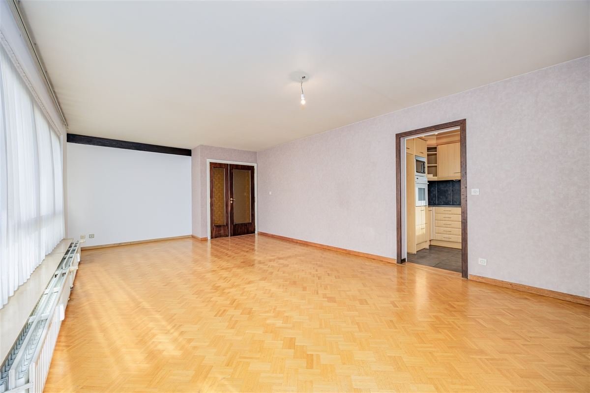 Zeer licht instapklaar appt met 3 slaapkamers en terras