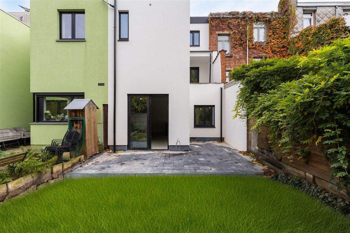 Prachtig gerenoveerd huis met tuin en 4 slaapkamers centrum Mortsel