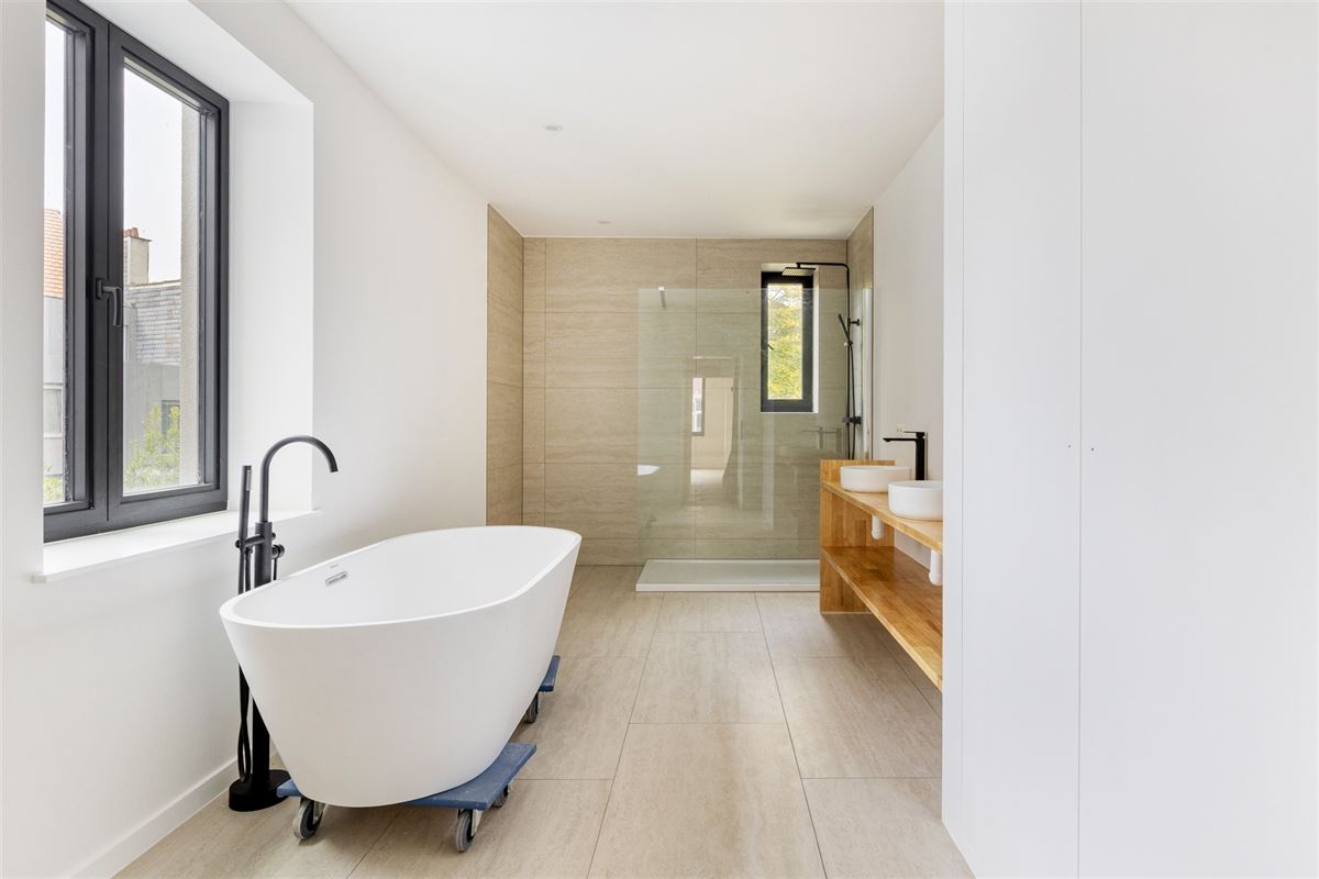 Prachtig gerenoveerd huis met tuin en 4 slaapkamers centrum Mortsel