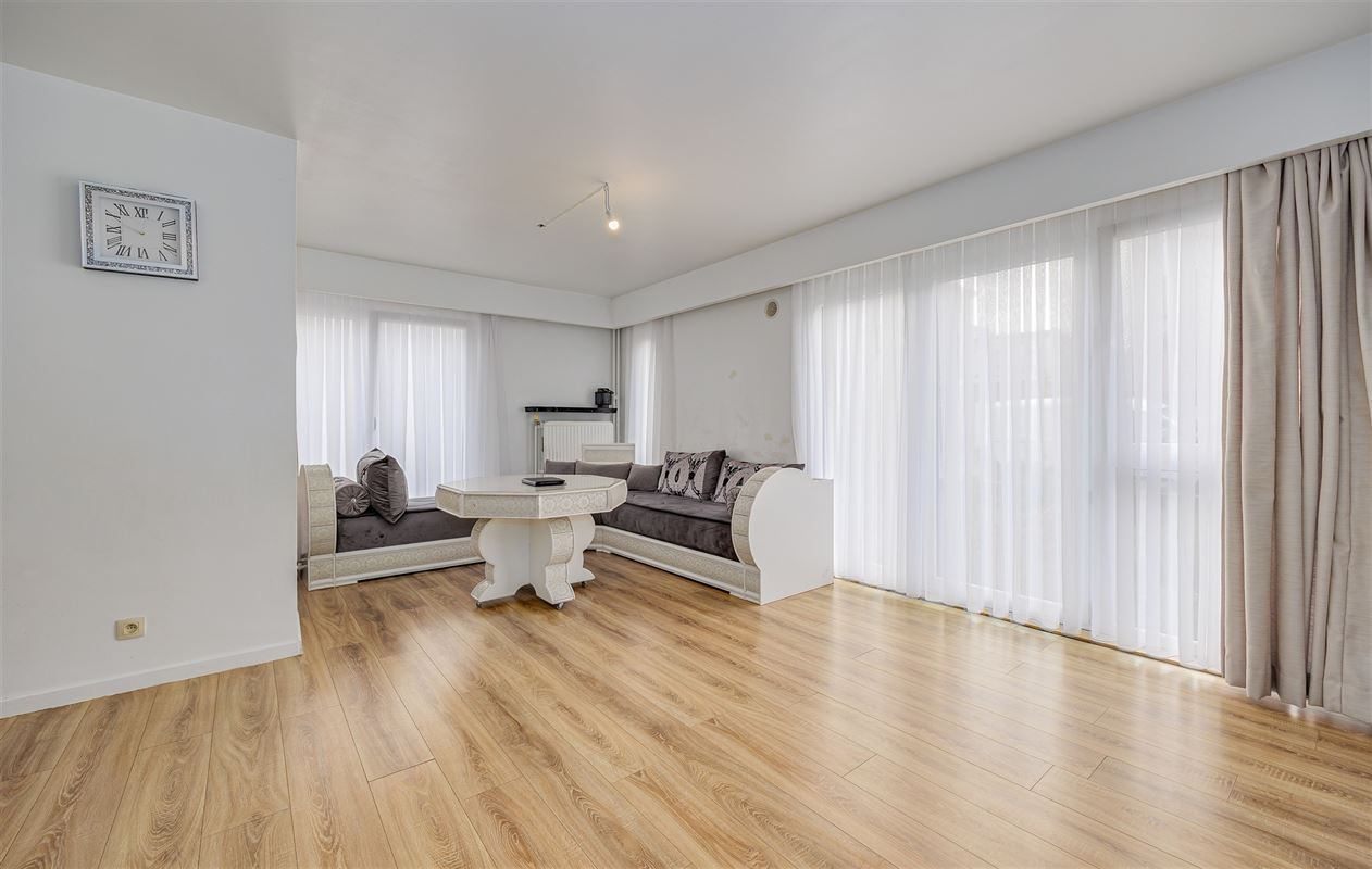 Vergund betonnen opbrengsteigendom met 3 appartementen + garagebox