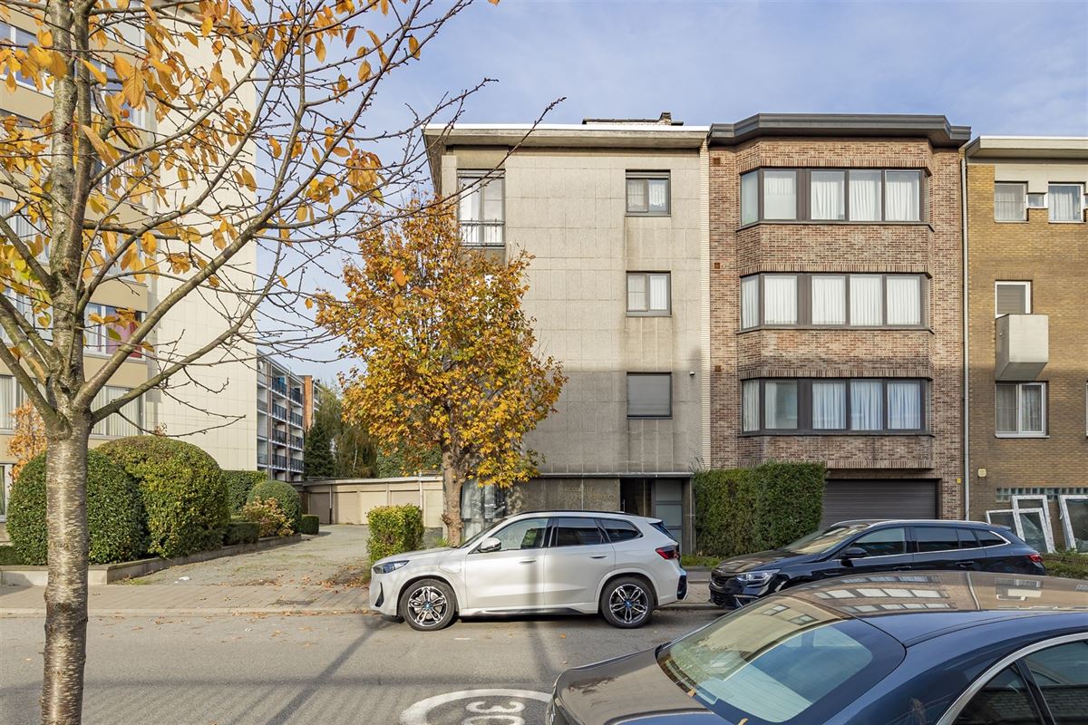 Zeer licht instapklaar appt met 3 slaapkamers en terras