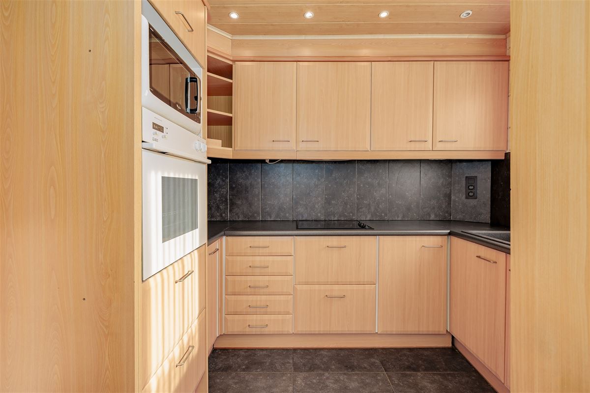 Zeer licht instapklaar appt met 3 slaapkamers en terras