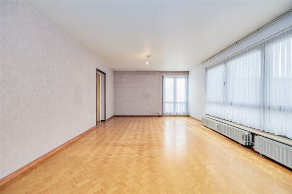 Zeer licht instapklaar appt met 3 slaapkamers en terras