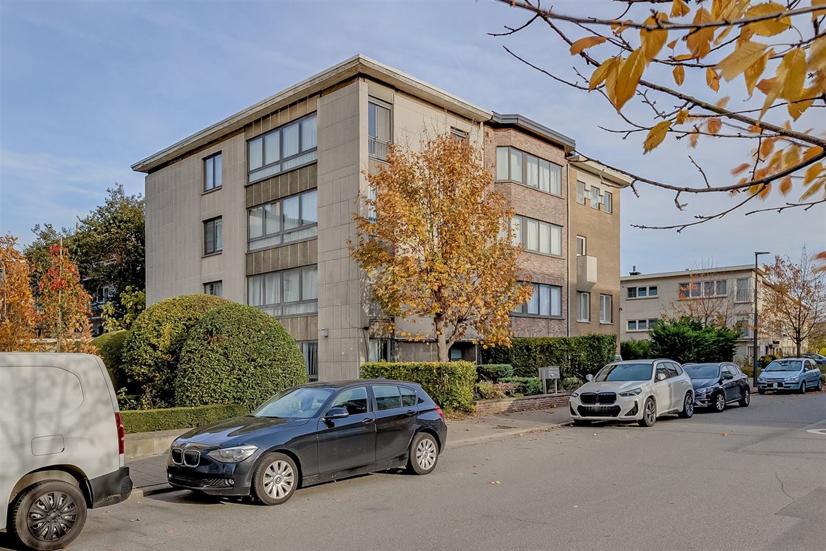 Zeer licht instapklaar appt met 3 slaapkamers en terras