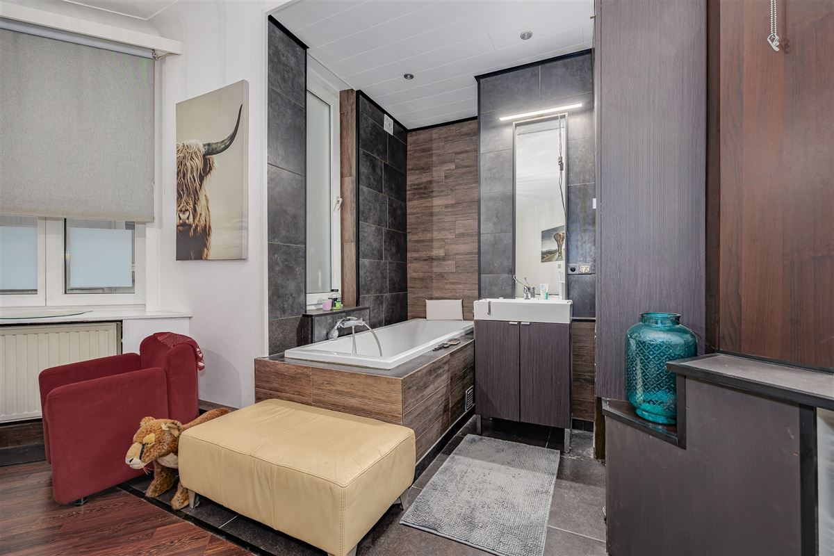 Perfect instapklaar appt met 2 slk + 2 badk vlakbij het Station