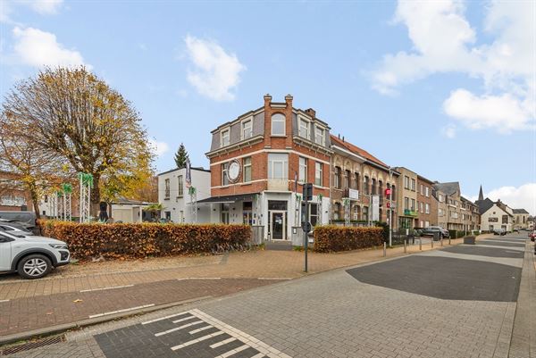 Handelspand met appartement gelegen te Ranst