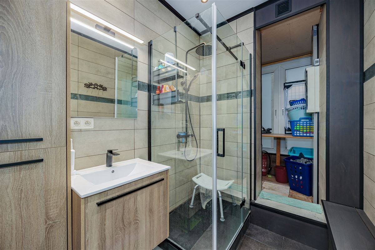 Perfect instapklaar appt met 2 slk + 2 badk vlakbij het Station