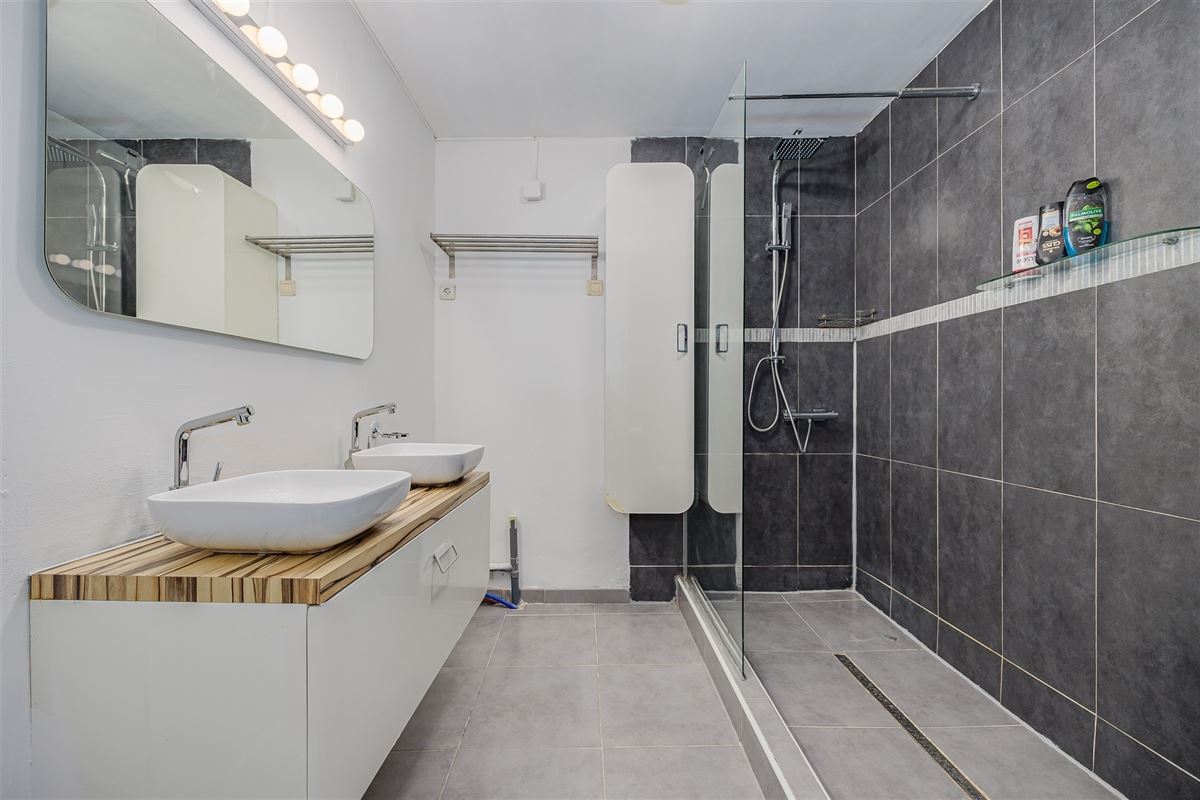 Zeer ruim en licht 3 slk appt met terras