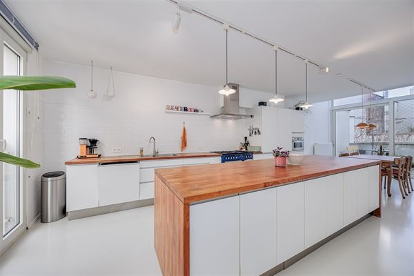 Prachtige woning met 3 slk en groot terras aan een zonnig plein