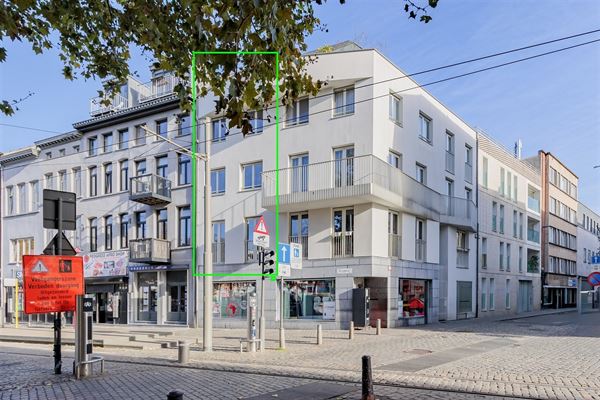 Prachtige woning met 3 slk en groot terras aan een zonnig plein