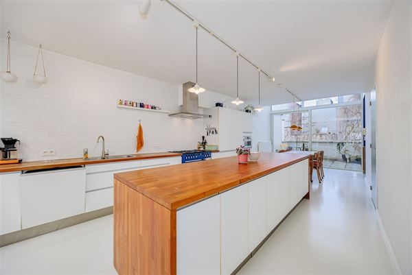 Prachtige woning met 3 slk en groot terras aan levendig plein
