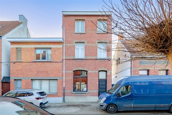 Te renoveren woning met 3-4 slk met gezellige tuin