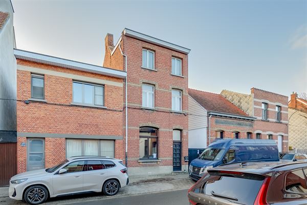 Te renoveren woning met 3-4 slk met gezellige tuin
