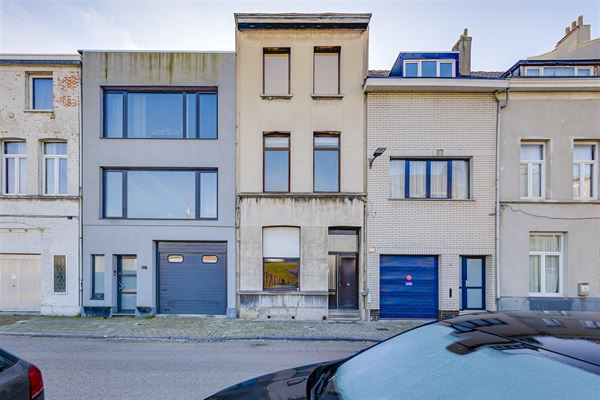 Te renoveren woning met 4 slaapkamers en koer