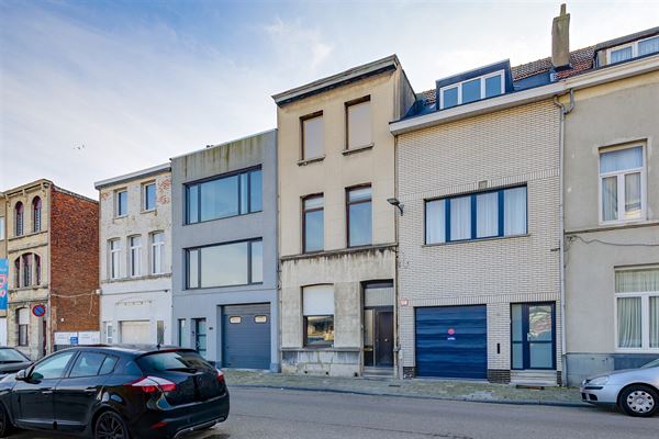 Te renoveren woning met 4 slaapkamers en koer