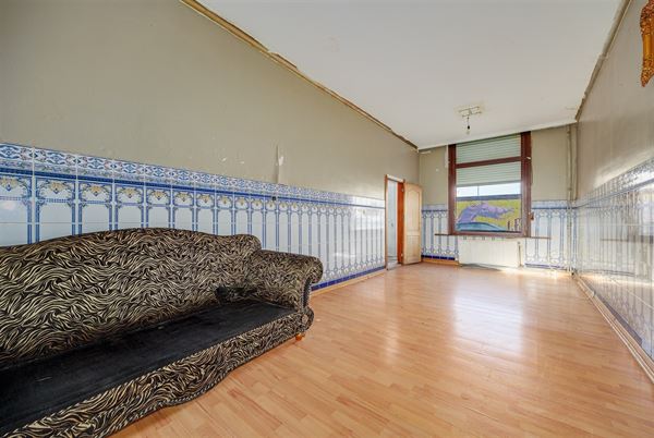 Te renoveren woning met 4 slaapkamers en koer