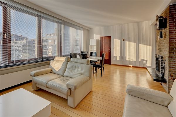 Gerenoveerd 2 slpk appartement met een rustig terras op Linkeroever!