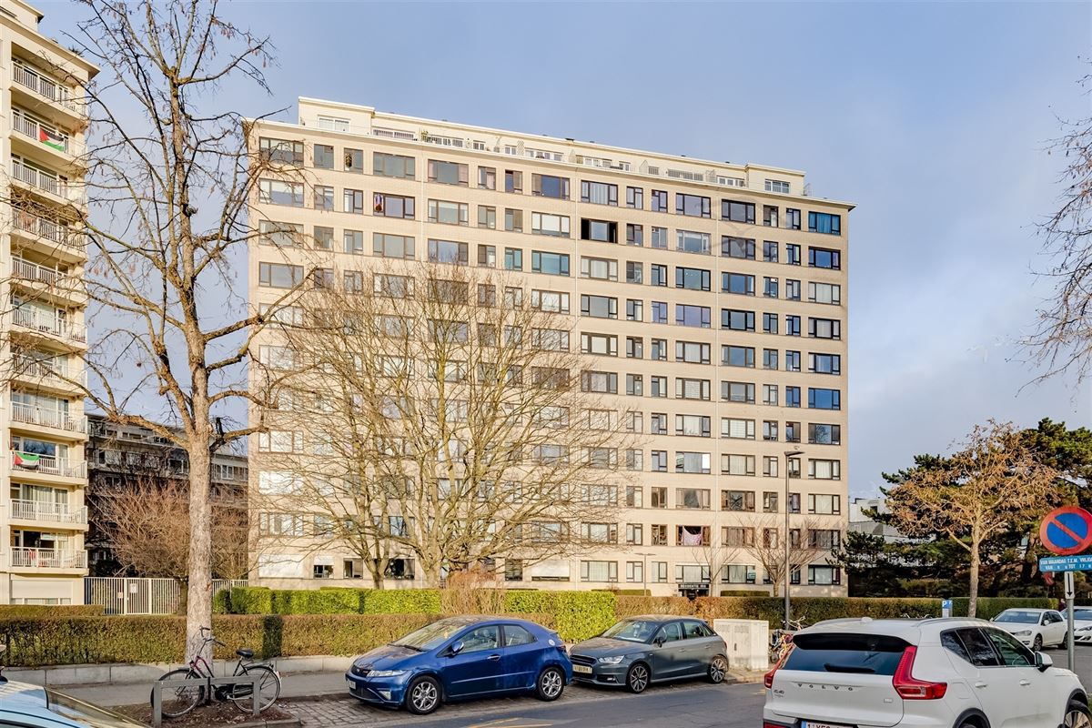 Appartement met 2 slaapkamers en terras. Parking mogelijk.