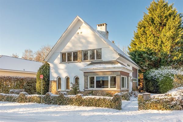 Te renoveren woning met drie slaapkamers te Hever