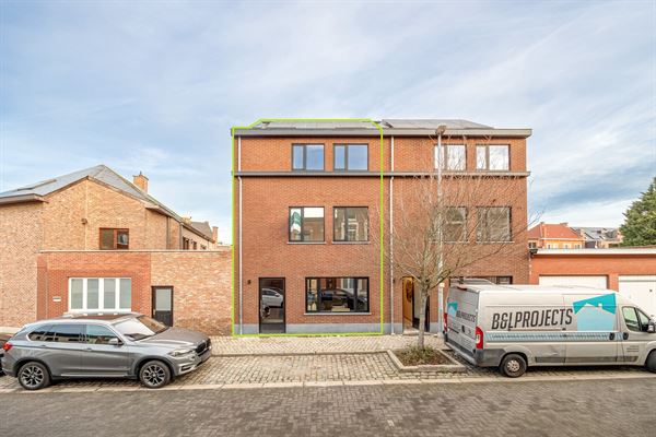 Nieuwbouwwoning met vier slaapkamers en tuin