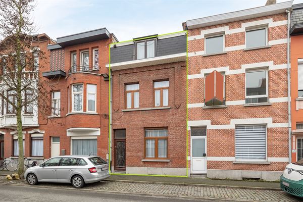 Gezinswoning met vier slaapkamers en tuin