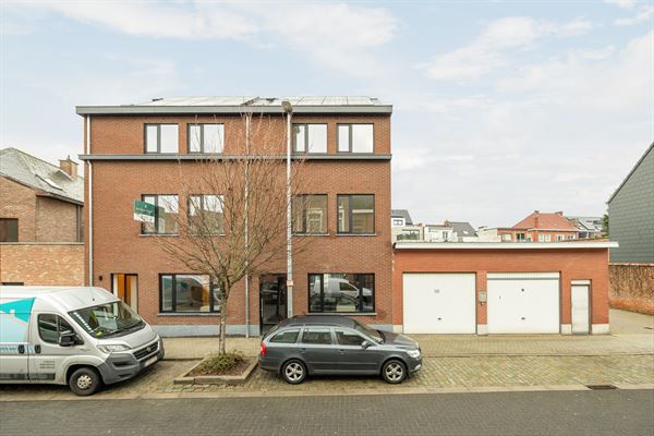Nieuwbouwwoning met vier slaapkamers en tuin