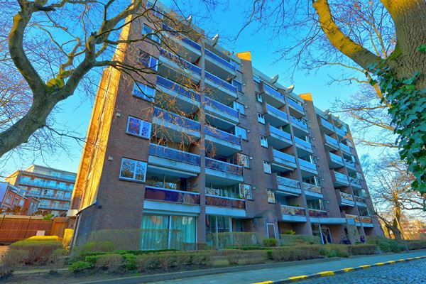 Gerenoveerd 2-slaapkamer appartement met 2 terrassen en garage