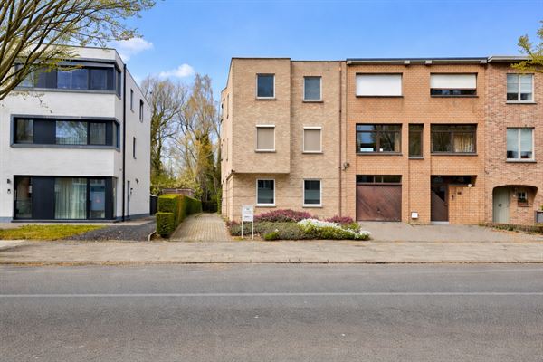 Instapklaar appartement met zonnig terras op toplocatie in Wilrijk