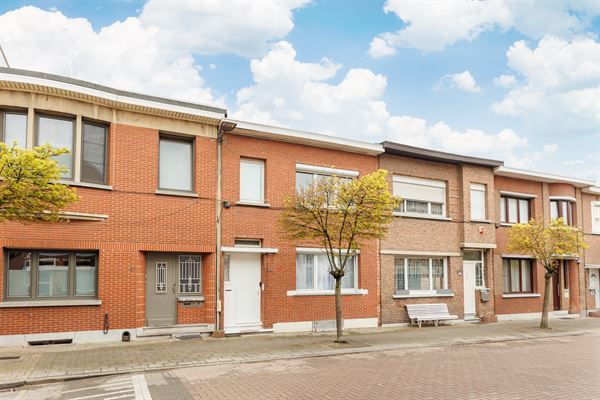 Huis met drie slaapkamers en leuke stadstuin.