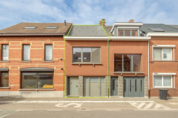 Gezinswoning met drie slaapkamers, garage en tuin