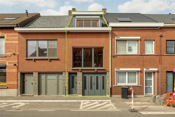 Te renoveren rijwoning met garage en tuin