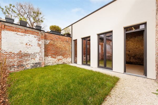 Centraal gelegen casco ruimte met privatieve tuin.