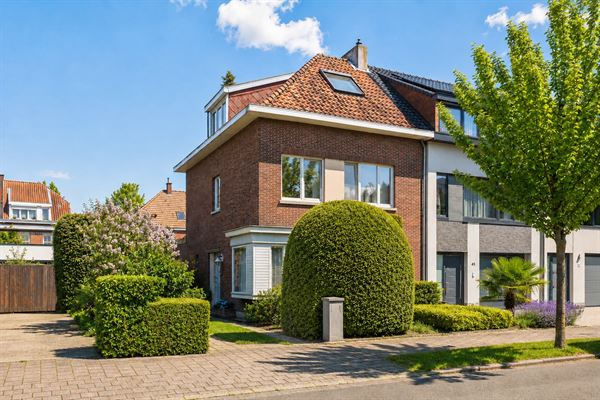 Halfopen bebouwing in gegeerde Elsdonk in Edegem