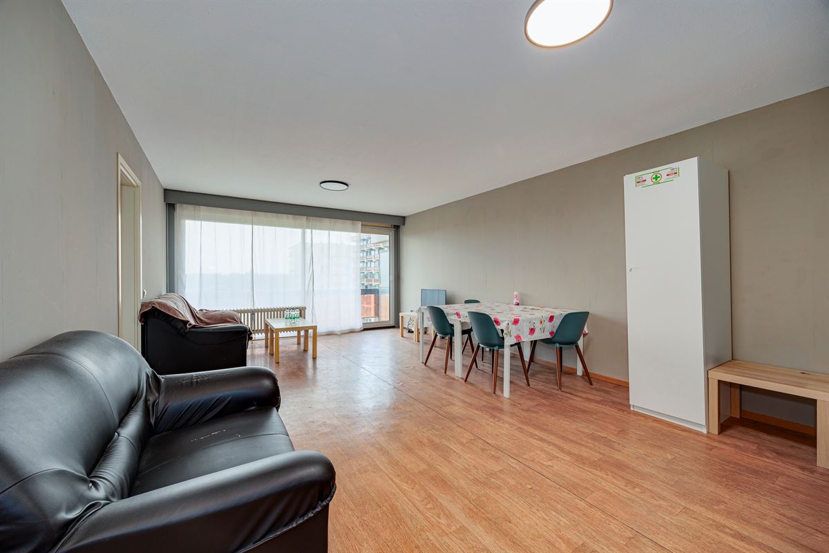 Op te frissen 2-slaapkamer appartement met terras