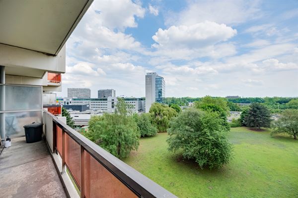 Op te frissen 2-slaapkamer appartement met terras
