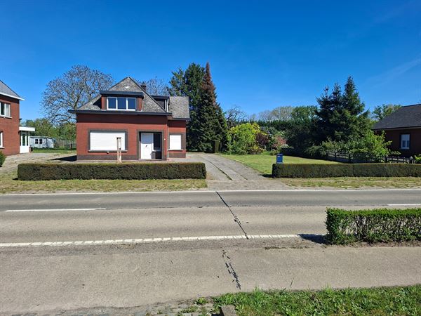 Volledig te renoveren woning met tal van mogelijkheden op een ruim perceel.