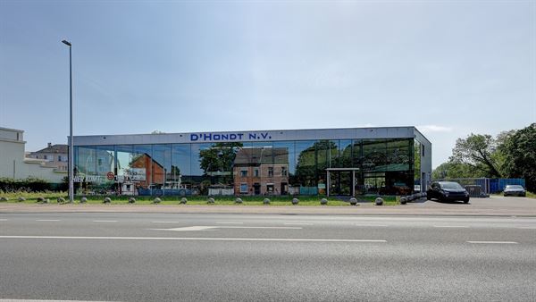 Zeer ruime showroom op een mooie zichtlocatie
