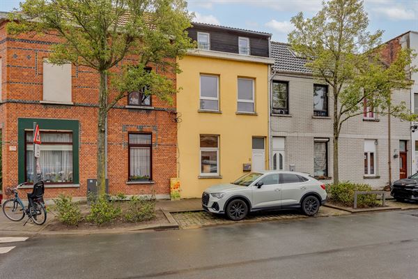 Te renoveren woning met 3 slaapkamers op centrale locatie