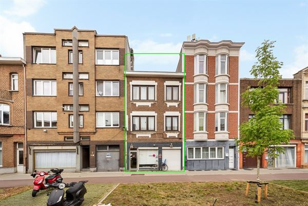 Handelshuis met woonst met 3 à 4 slaapkamers