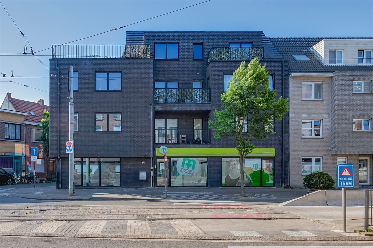 Ruim handelsgelijkvloers op uitstekende ligging!