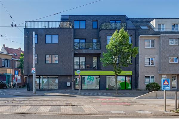 Ruim handelsgelijkvloers op uitstekende ligging!