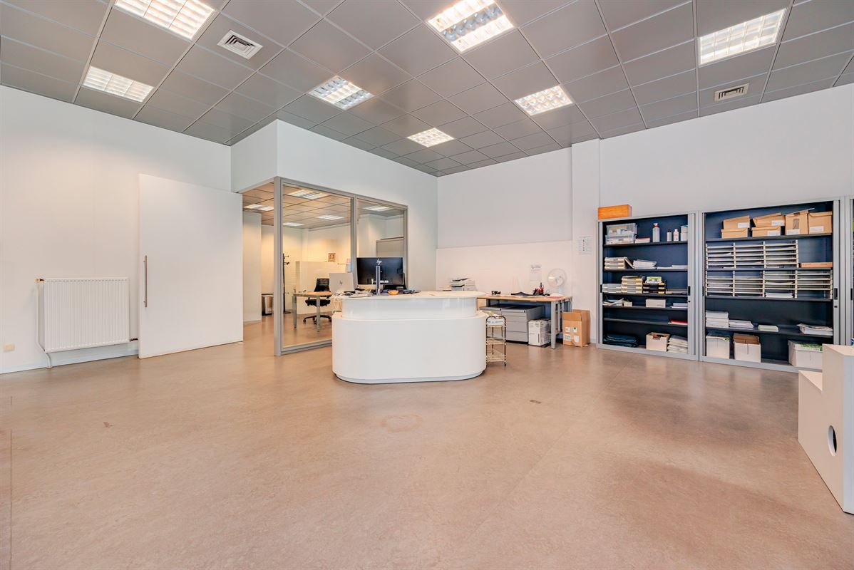 Authentiek handelshuis op gunstige locatie in hartje Merksem!