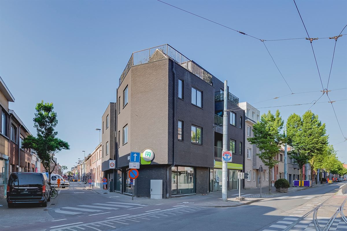 Ruim handelsgelijkvloers op uitstekende ligging!
