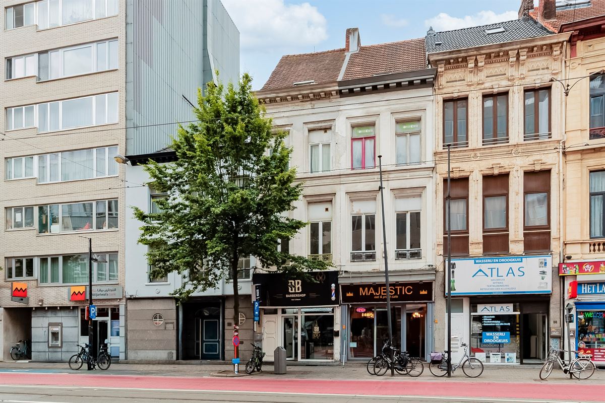 Handelshuis met gerenoveerde handelsruimte en renovatiepotentieel